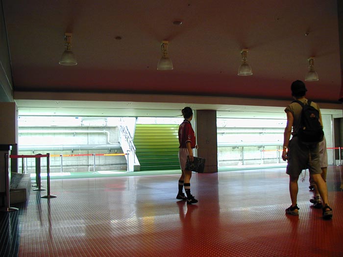 埼玉スタジアム2002　2002年のスタジアムツアー　選手が出てくるところとトルシエ階段