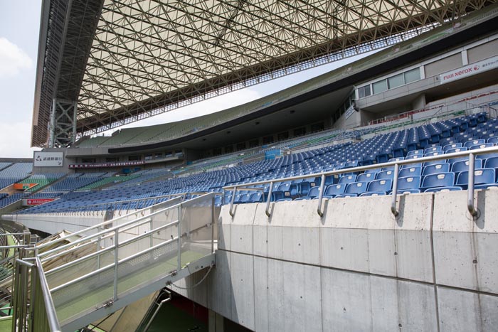 埼玉スタジアム2002　スタジアムツアー　ピッチと客席を結ぶ階段