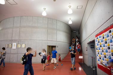 埼玉スタジアム2002公園　試合などでテレビによく映る場所です。スタジアムツアーではここから「トルシエ階段」を登ってピッチにでます。2015年8月9日撮影