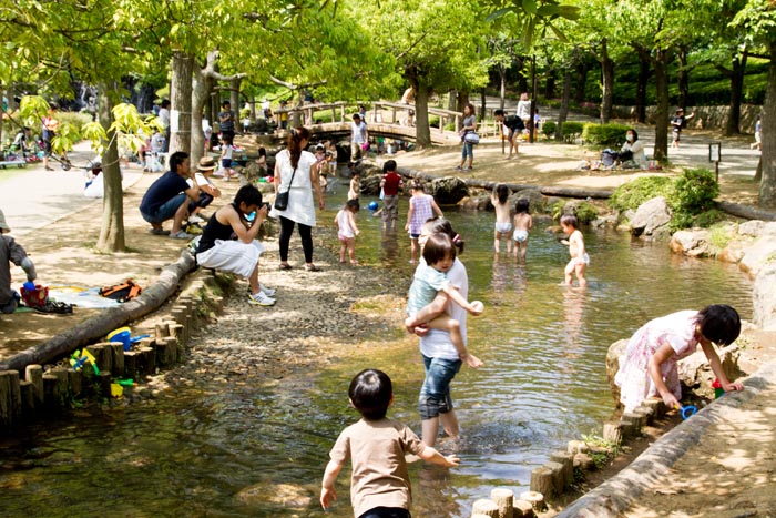 上尾丸山公園 水遊び場 子どもたちでいっぱい