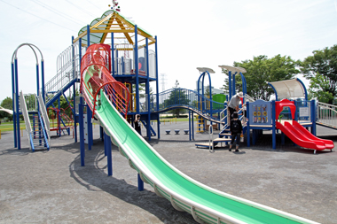 平成の森公園　ちびっこ広場　新しい大型遊具の滑り台