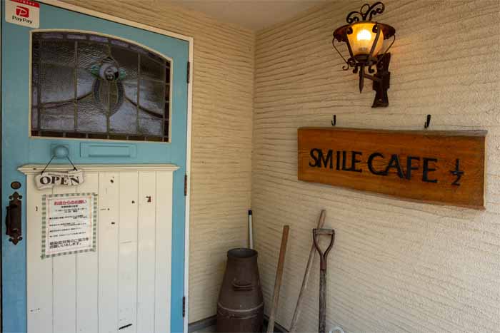 Smile Cafe 1/2　入口ドアと店名プレート