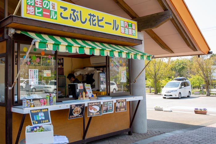 キヤッセ羽生 むじなも市場 外のスタンドでこぶし花ビール