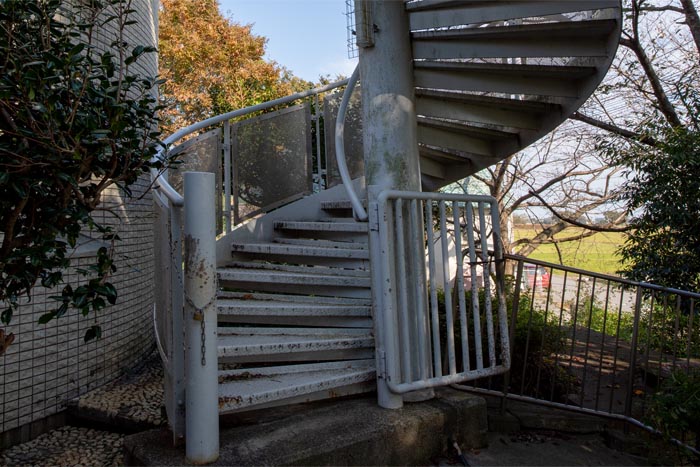 松伏総合公園　展望風車（スペイン風）　らせん階段の登り口