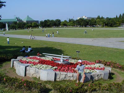 庄和総合公園　花時計と中央広場の全景　1999年の写真