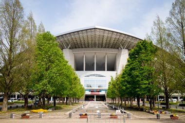 埼玉スタジアム2002公園　噴水の「水の広場」。オープンから10年以上経って樹木はかなり大きくなっています。2015.4.18撮影
