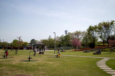 埼玉スタジアム2002公園　「ちびっこ広場」です。ローラー滑り台となどの施設があります。スタジアムはこの写真の左手。2015.4.18撮影