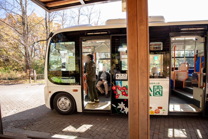 国営武蔵丘陵森林公園　園内バス　大きい方の35人乗り　西口バス停停車中