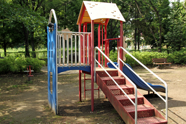 城山公園（桶川市）丘の斜面のフィールドアスレチック　小さい子の遊具