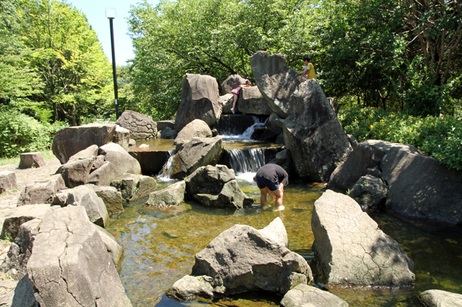 庄和総合公園　岩山　水遊び